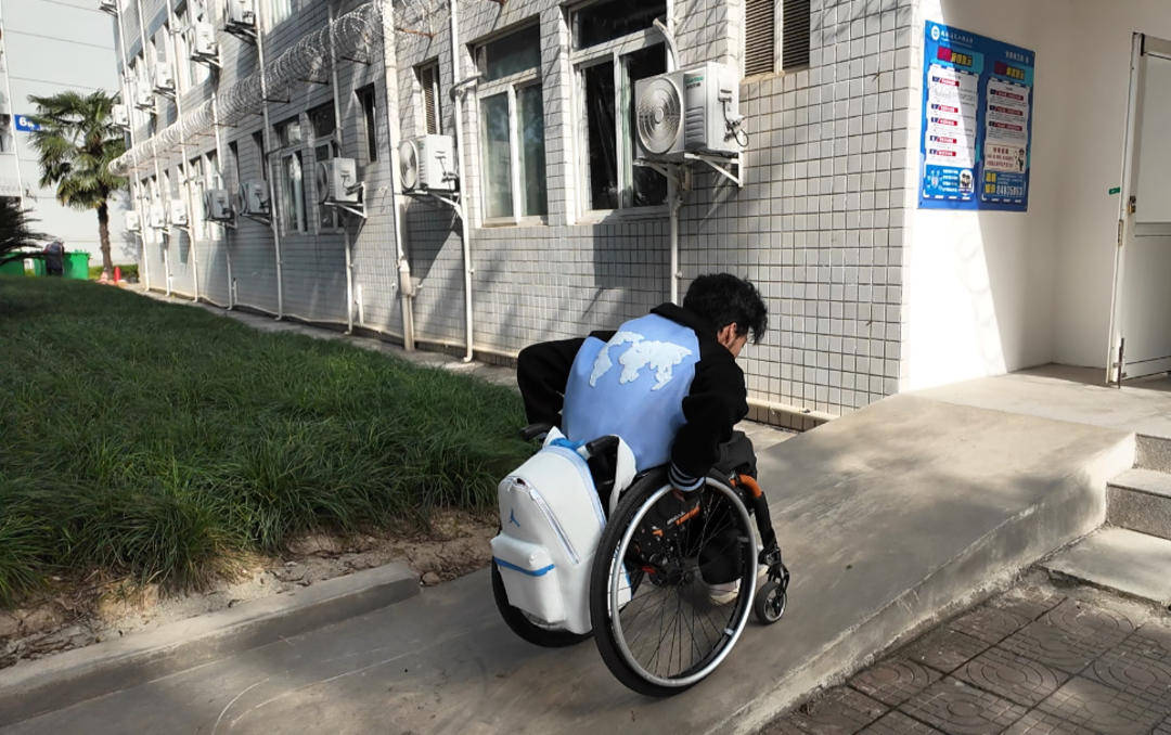 开云-一个轮椅少年在足球场当守门員(yuán)：撕去“励志”标签，为“普通”欢呼
